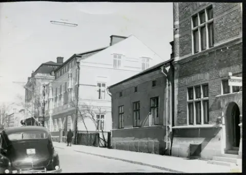 Västerås, Centrum, kv. Igor.
Östra kyrkogatan med bl.a. gamla klockargården. 1950-talet.
