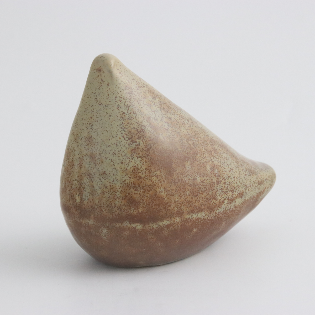Åke Holm, skulptur i form av fågel, stengods, brungulskiftande glasyr. Egen verkstad, Höganäs, 1950-tal.