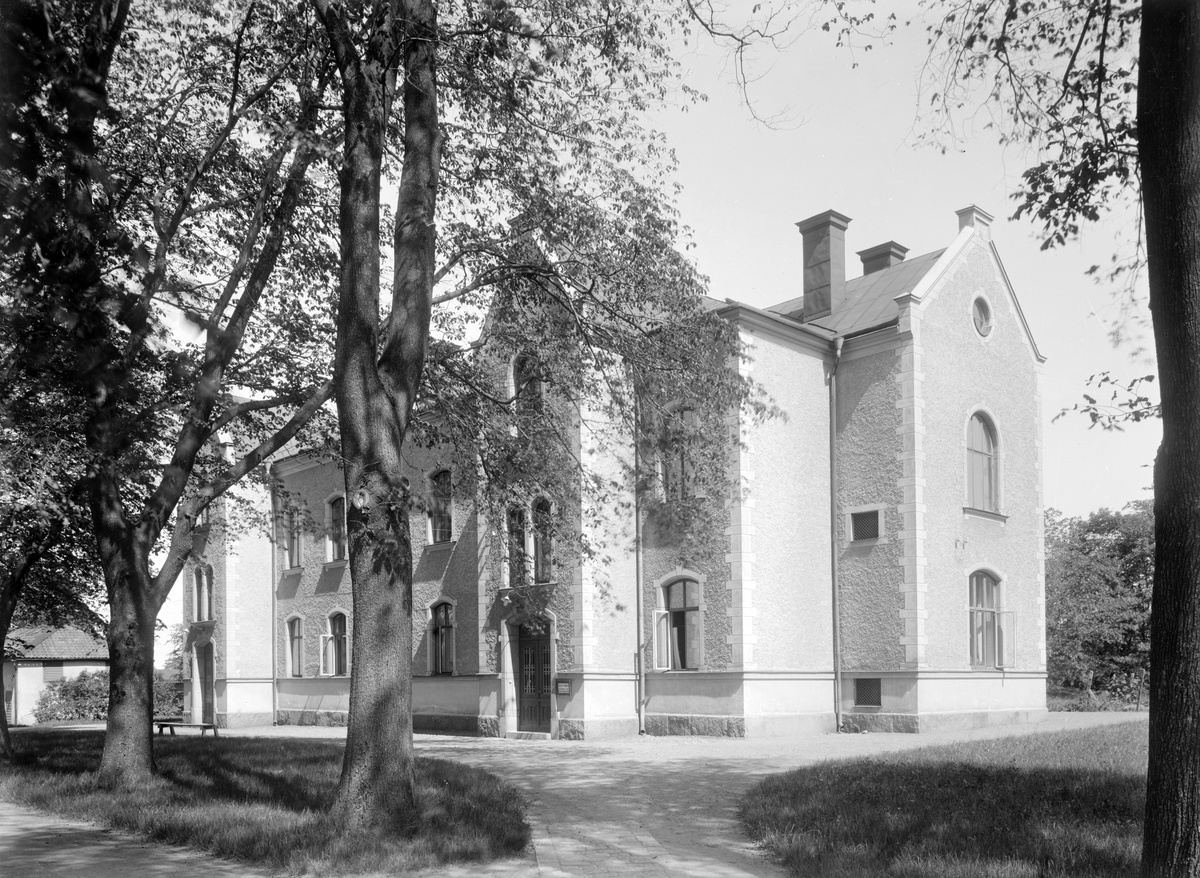 Vid mitten av 1870-talet öppnades Norrköpings epidemisjukhus i stadens då västra utkant. År 1898 kompletterades anläggningen med bildens byggnad. Större delen av anstaltens hus revs under 1950-talet för att ge plats för Strömbackens ålderdomshem. Foto omkring 1920.