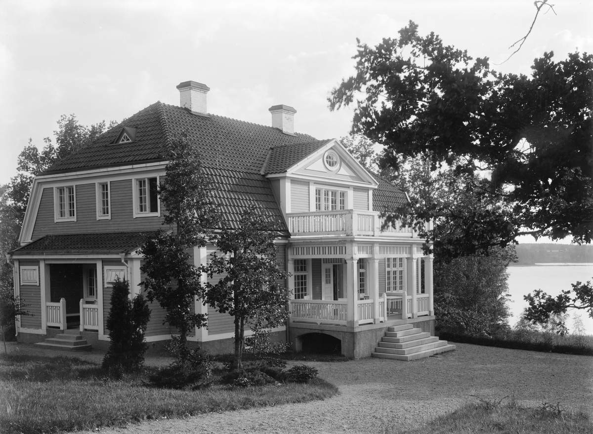 Gucksbo, en i raden av påkostade villor utmed Rängens strand i Brokind. Uppförd 1912-13 av den då före detta godsägaren Johan Gustaf Westman som sommarbostad. "Före detta" då han 1911 sålt sitt lantliga Tolefors väster om Linköping för en våning i Linköping och behov av ett sommarviste. Fastighetens namn ska syfta på Westmans smeknamn "Gucke". Av senare ägare ändrades namnet till Villa Vik. Foto omkring 1920.
