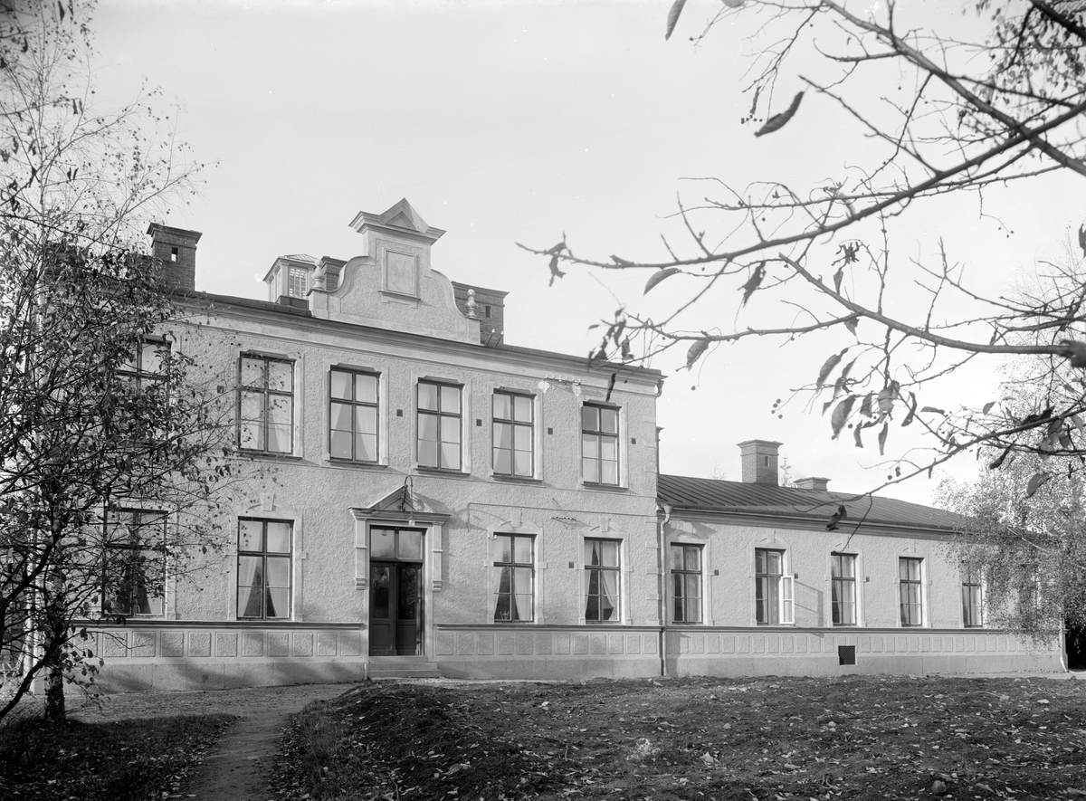 Linköpings epidemisjukhus på Kanbergets höjd. Bildens byggnad stod klar 1901 och kompletterade välbehövligt stadens äldre anläggning på platsen. Huset uppfördes av byggmästare Anders Ohlsson efter ritningar av Axel Kumlien. Foto omkring 1920.