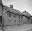 Ett exempel på oförändlighet utmed Storgatan i Söderköping. Storgatan 4 visar lyckligtvis prov på många bevarade hus i staden. Foto 1963.