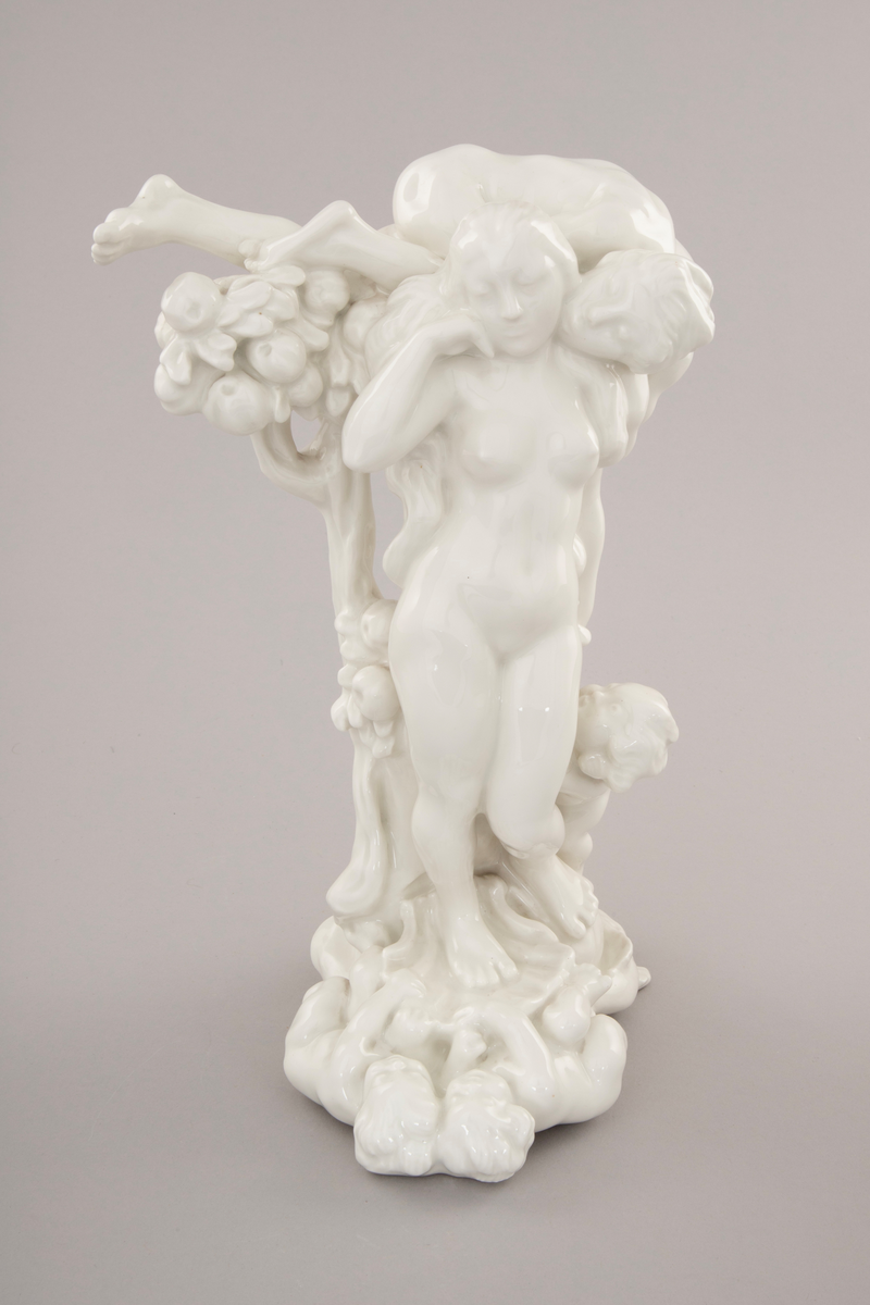 Figurgruppe i hvitglasert porselen som forestiller Venus´ fødsel. Venus er fremstilt med den ene foten hvilende på en musling og den andre på strandbredden. To amoriner holder i muslingens kant. I kronen til et tre med tette klynger av frukt og løv har vindguden Zephyr senket seg ned og blåser livsånden inn i Venus´ venstre øre. På høyre side en amorin som kikker frem bak trestammen og en fisk som hviler ved strandens bredde.