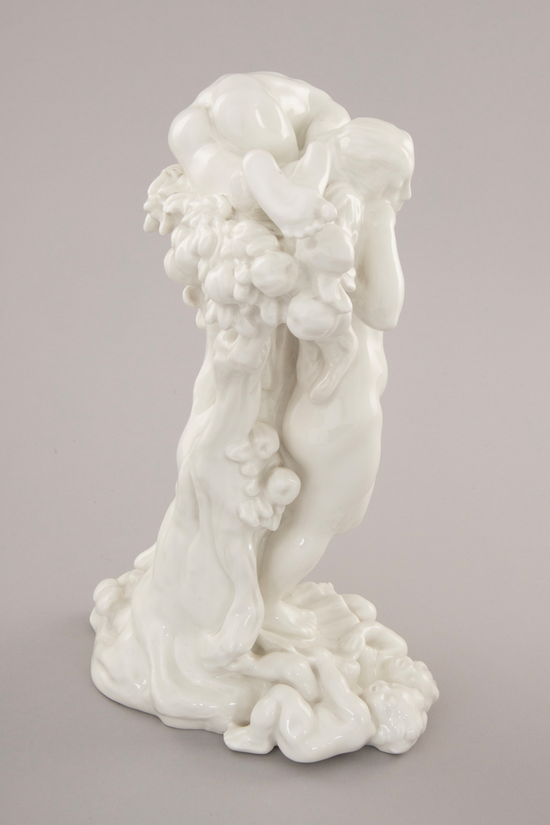 Figurgruppe i hvitglasert porselen som forestiller Venus´ fødsel. Venus er fremstilt med den ene foten hvilende på en musling og den andre på strandbredden. To amoriner holder i muslingens kant. I kronen til et tre med tette klynger av frukt og løv har vindguden Zephyr senket seg ned og blåser livsånden inn i Venus´ venstre øre. På høyre side en amorin som kikker frem bak trestammen og en fisk som hviler ved strandens bredde.