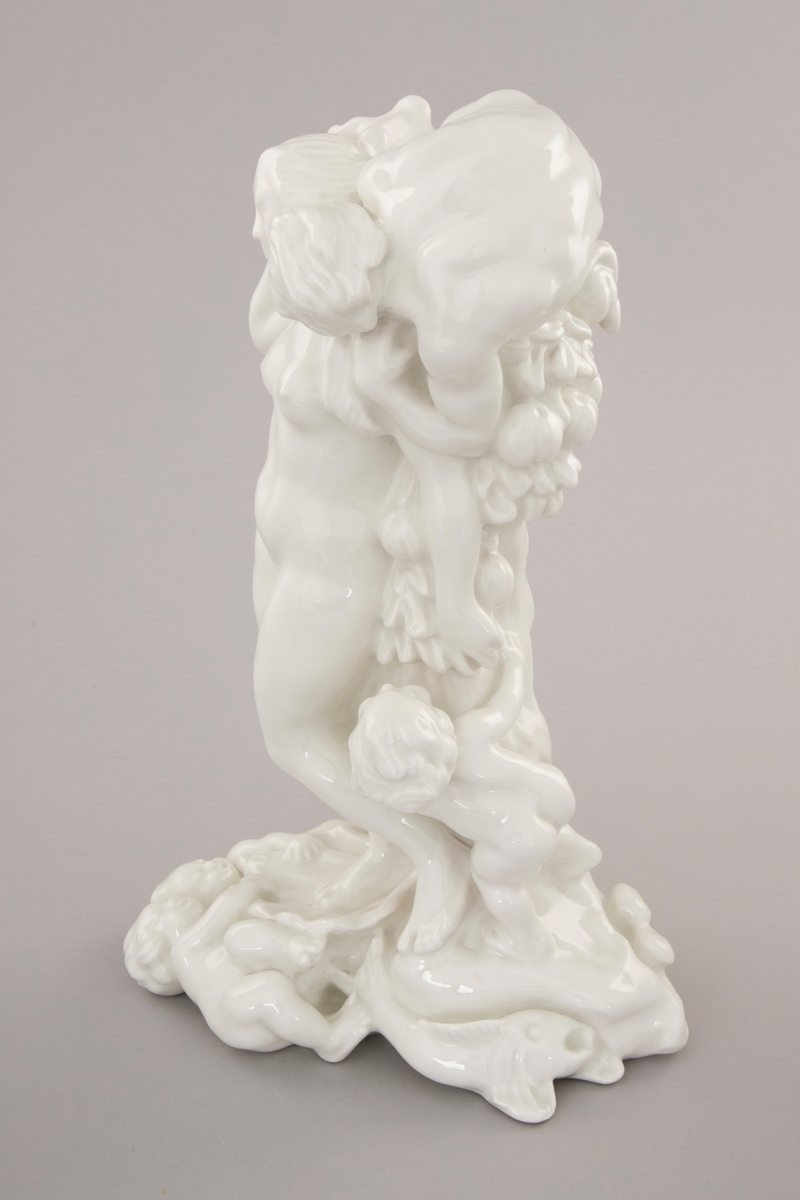 Figurgruppe i hvitglasert porselen som forestiller Venus´ fødsel. Venus er fremstilt med den ene foten hvilende på en musling og den andre på strandbredden. To amoriner holder i muslingens kant. I kronen til et tre med tette klynger av frukt og løv har vindguden Zephyr senket seg ned og blåser livsånden inn i Venus´ venstre øre. På høyre side en amorin som kikker frem bak trestammen og en fisk som hviler ved strandens bredde.