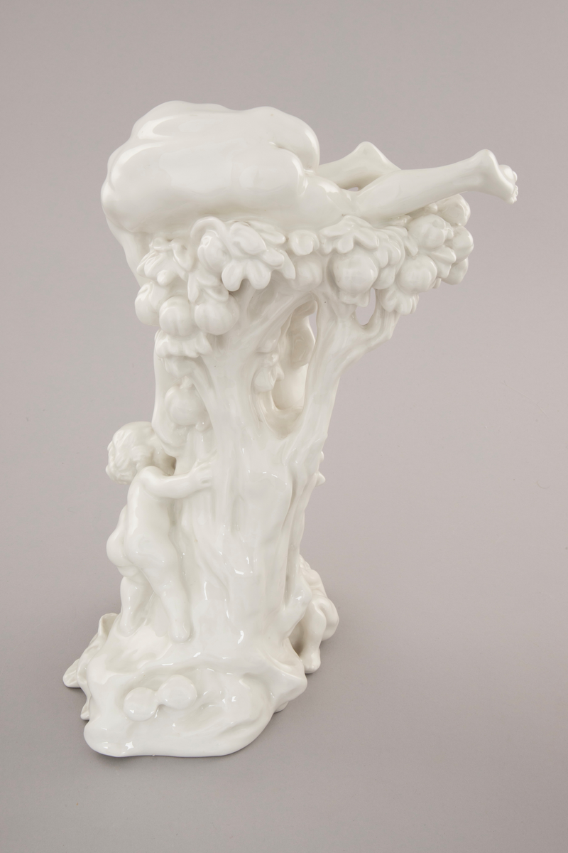 Figurgruppe i hvitglasert porselen som forestiller Venus´ fødsel. Venus er fremstilt med den ene foten hvilende på en musling og den andre på strandbredden. To amoriner holder i muslingens kant. I kronen til et tre med tette klynger av frukt og løv har vindguden Zephyr senket seg ned og blåser livsånden inn i Venus´ venstre øre. På høyre side en amorin som kikker frem bak trestammen og en fisk som hviler ved strandens bredde.