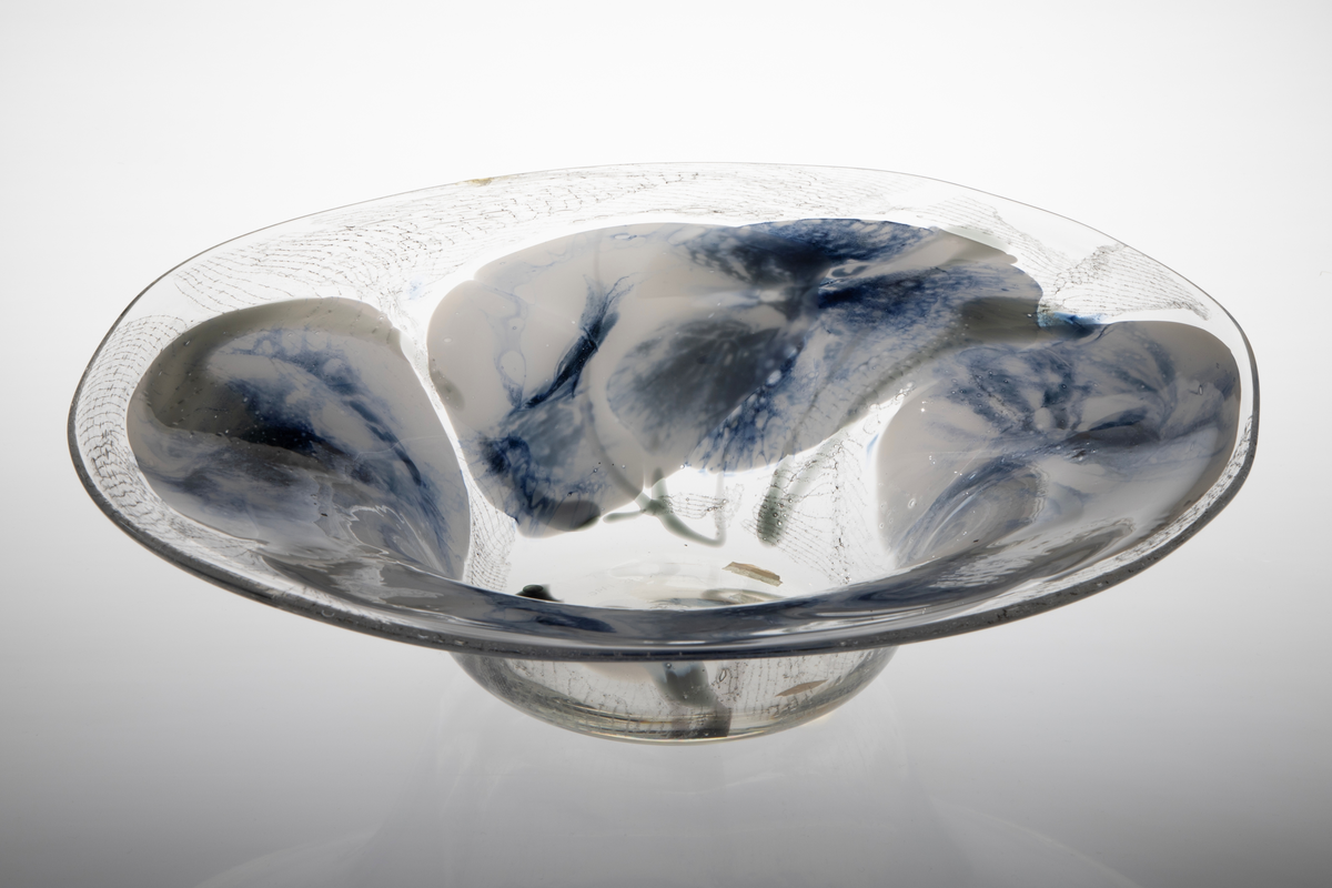 Fat i gulgrønt glass. Smal sirkelformet bunn med innlagt jernnetting og metalltråd. Bollens vegger har jevn stigning mot den ellers flate avslutning.
