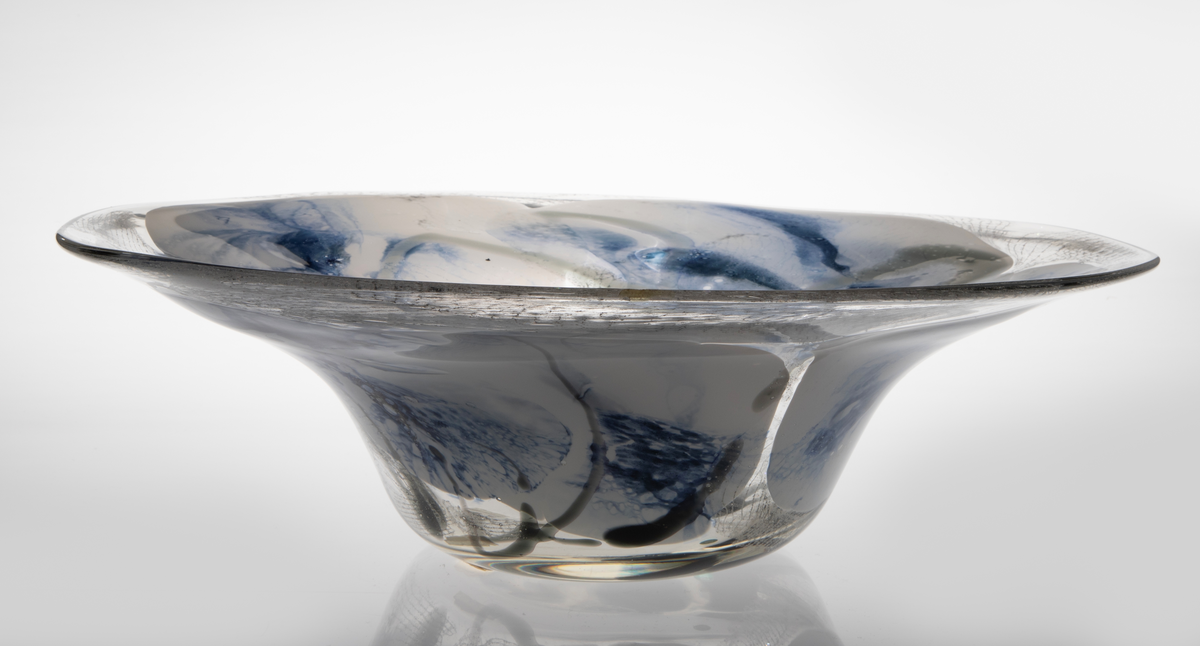 Fat i gulgrønt glass. Smal sirkelformet bunn med innlagt jernnetting og metalltråd. Bollens vegger har jevn stigning mot den ellers flate avslutning.
