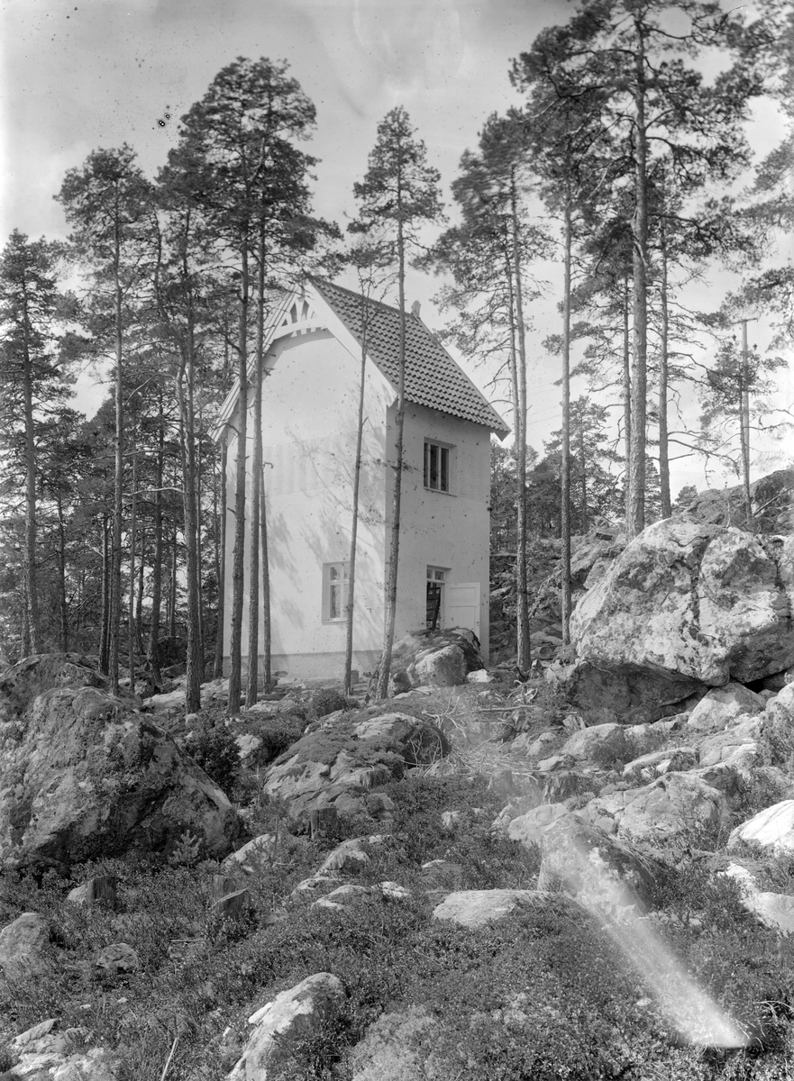 Trots vissa brister publicerar vi gärna detta motiv av en besynnerlig konstruktion. Byggnaden kan knytas till Kolmårdssanatoriet och torde fungerat som transformatorstation för sanatoriets drift. Foto 1918.