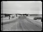 Vägen vid Vändle, från vägskälet Strömsholm - Kolbäck. Landsfiskal Forsberg i Kolbäcks distrikt.
Ur Gustaf Åhmans samling.