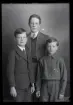 Grupporträtt, tre pojkar. K. Björklund, Yllesta Skola, Kolbäck.
Ur Gustaf Åhmans samling.