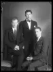 Grupporträtt, tre män. Fritz Jansson, Vänsta, Kolbäck.
Ur Gustaf Åhmans samling.