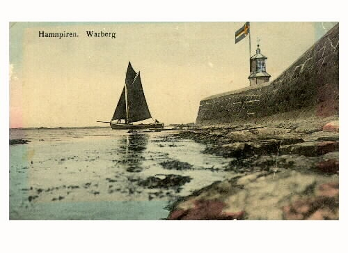 Kolorerat vykort, "Hamnpiren. Warberg." Piren med fyren och en segelbåt på väg ut ur hamnen. Bild 2 är svartvit och högupplöst.