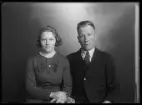 Grupporträtt, man och kvinna. Hans Nilsson, Vänsta, Kolbäck.
Ur Gustaf Åhmans samling.