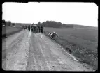 Trafikolycka. Fotografi av vägen vid järnvägsövergången i Nybro. Landsfiskalen i Kolbäcks distrikt (Gråberg).
Ur Gustaf Åhmans samling.