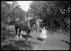 Flicka med häst, Jan Ors, Berg, Kolbäck.
Ur Gustaf Åhmans samling.