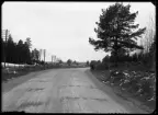 Vägen vid Långängskrogen, Dingtuna sn, Västerås. Landsfiskalen i Kolbäcks distrikt, Vanjura, Kolbäck.
Ur Gustaf Åhmans samling.