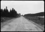 Vägen vid Långängskrogen, Dingtuna sn, Västerås. Landsfiskalen i Kolbäcks distrikt, Vanjura.
Ur Gustaf Åhmans samling.