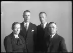 Grupporträtt, Linns Lindblom, Kolbäck.
Ur Gustaf Åhmans samling.