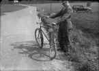 Man med trasig cykel. Landsfiskalen i Kolbäck, 
Vägen vid Folkesta, Dingtuna.
Ur Gustaf Åhmans samling.