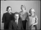 Grupporträtt. Fru Ester Klingstam.
Ur Gustaf Åhmans samling.
