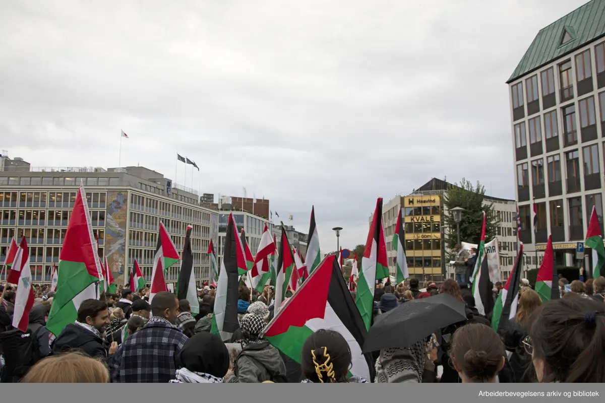 Markering foran Utenriks departementet (UD) i solidaritet med det Palestinske folket, Oslo den 7. oktober 2024. "Ett år med folkemord 76 år med straffefrihet"