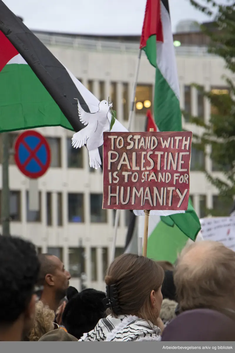 Markering foran Utenriks departementet (UD) i solidaritet med det Palestinske folket, Oslo den 7. oktober 2024. "Ett år med folkemord 76 år med straffefrihet" Plakat: To stand with Palestine is to stand for humanity