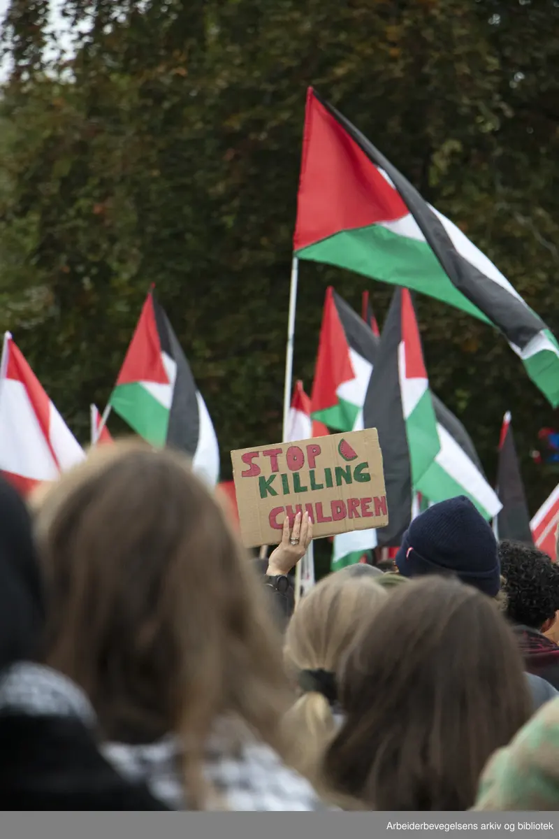 Markering foran Utenriks departementet (UD) i solidaritet med det Palestinske folket, Oslo den 7. oktober 2024. "Ett år med folkemord 76 år med straffefrihet" Plakat: Stop killing childen