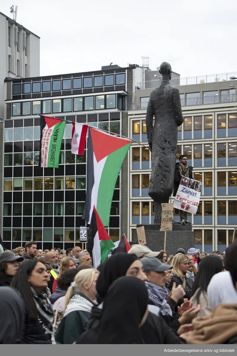 Markering foran Utenriks departementet (UD) i solidaritet med det Palestinske folket, Oslo den 7. oktober 2024. "Ett år med folkemord 76 år med straffefrihet" Plakater: Zionist = Terrorist, Israel = Fascisme
