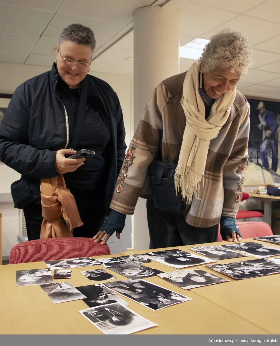 Amerikansk samfunnsarkivar Lisbet Tellefsen (til venstre) og tidligere ledende Black Panther medlem Ericka Huggins (til høyre) besøkte Arbark den 7. oktober 2024. De så på fotomateriale av Angela Davis.