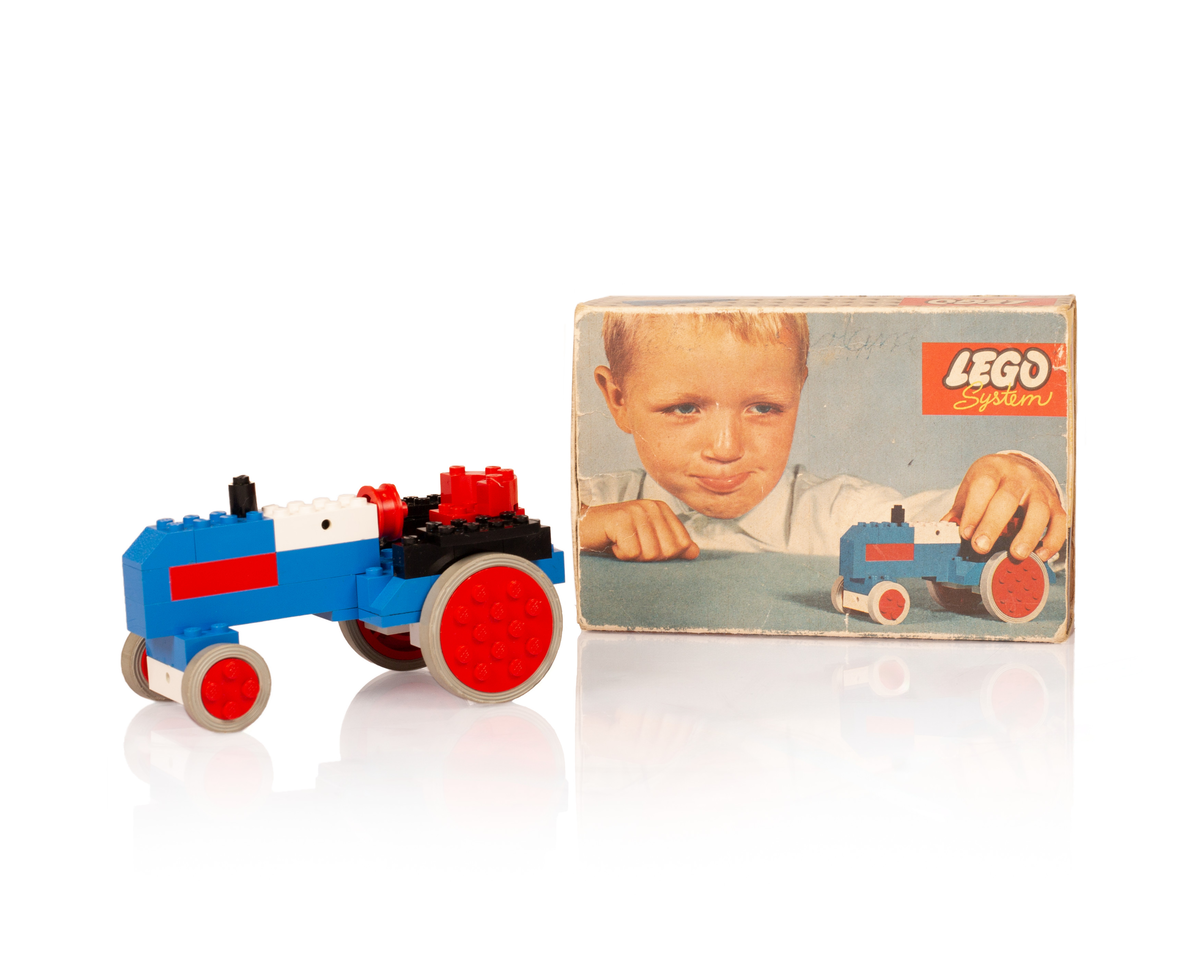 LEGO System sett med tilhørende eske. Traktoren mangler noen få deler men er ellers komplett. Esken inneholder LEGO klosser som ikke har tilhørt settet og et reklameark for andre LEGO System produkter som var tilgjengelig på markedet samtidig som settet. Bruksanvisningen til settet, er i motsetning til dagens sett, avbildet på selve esken som LEGO klossene kom i.