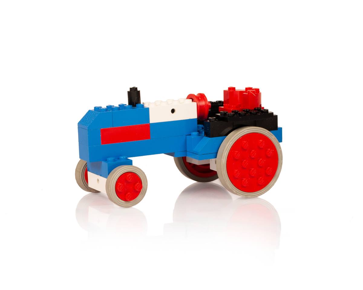 LEGO System sett med tilhørende eske. Traktoren mangler noen få deler men er ellers komplett. Esken inneholder LEGO klosser som ikke har tilhørt settet og et reklameark for andre LEGO System produkter som var tilgjengelig på markedet samtidig som settet. Bruksanvisningen til settet, er i motsetning til dagens sett, avbildet på selve esken som LEGO klossene kom i.