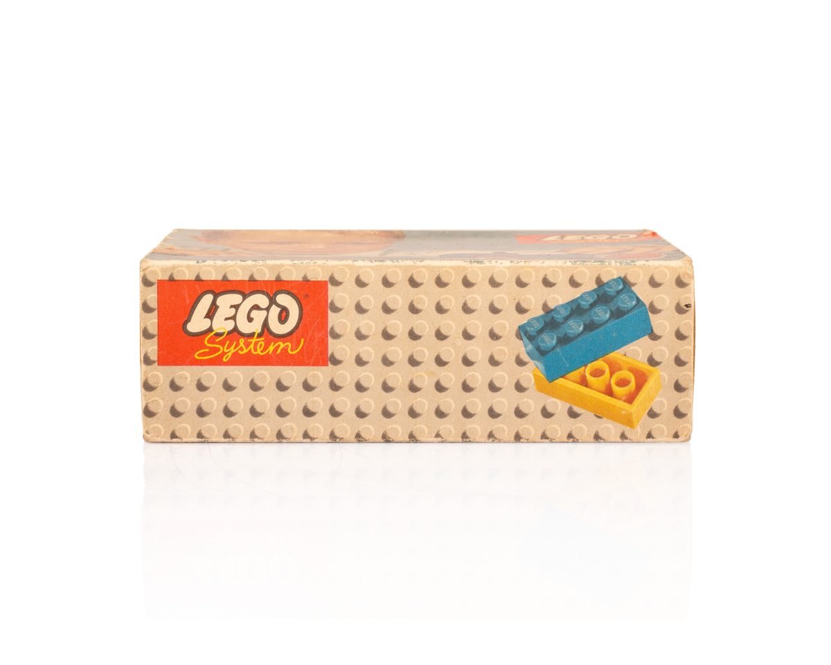 LEGO System sett med tilhørende eske. Traktoren mangler noen få deler men er ellers komplett. Esken inneholder LEGO klosser som ikke har tilhørt settet og et reklameark for andre LEGO System produkter som var tilgjengelig på markedet samtidig som settet. Bruksanvisningen til settet, er i motsetning til dagens sett, avbildet på selve esken som LEGO klossene kom i.