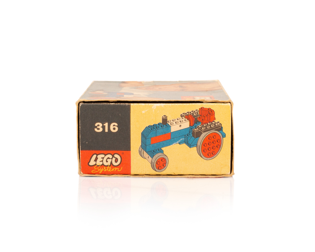 LEGO System sett med tilhørende eske. Traktoren mangler noen få deler men er ellers komplett. Esken inneholder LEGO klosser som ikke har tilhørt settet og et reklameark for andre LEGO System produkter som var tilgjengelig på markedet samtidig som settet. Bruksanvisningen til settet, er i motsetning til dagens sett, avbildet på selve esken som LEGO klossene kom i.