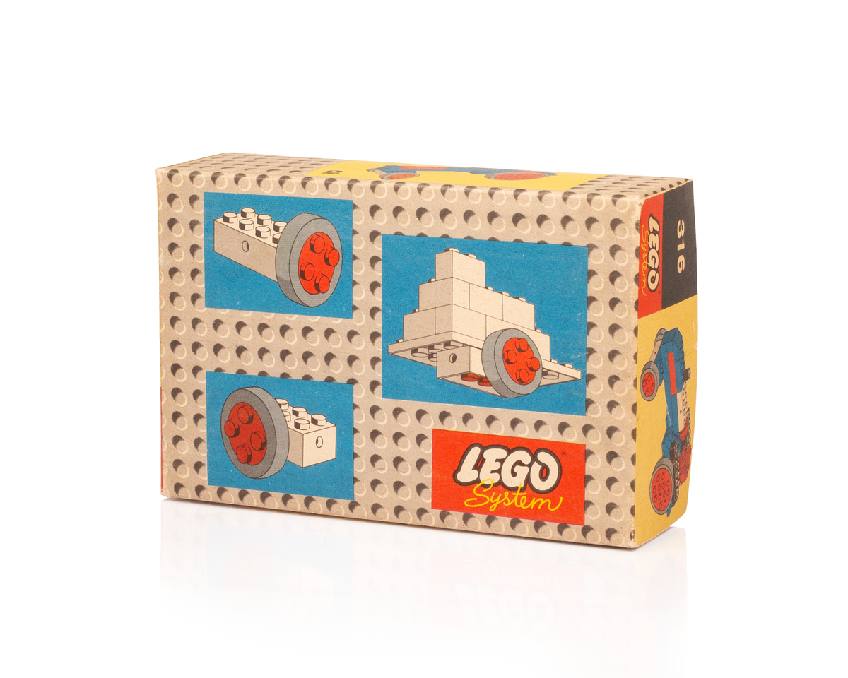 LEGO System sett med tilhørende eske. Traktoren mangler noen få deler men er ellers komplett. Esken inneholder LEGO klosser som ikke har tilhørt settet og et reklameark for andre LEGO System produkter som var tilgjengelig på markedet samtidig som settet. Bruksanvisningen til settet, er i motsetning til dagens sett, avbildet på selve esken som LEGO klossene kom i.