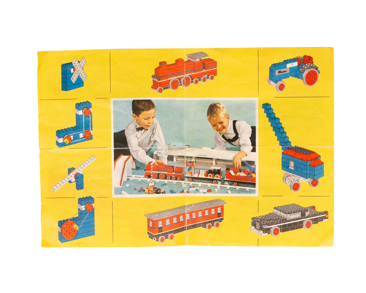 LEGO System sett med tilhørende eske. Traktoren mangler noen få deler men er ellers komplett. Esken inneholder LEGO klosser som ikke har tilhørt settet og et reklameark for andre LEGO System produkter som var tilgjengelig på markedet samtidig som settet. Bruksanvisningen til settet, er i motsetning til dagens sett, avbildet på selve esken som LEGO klossene kom i.