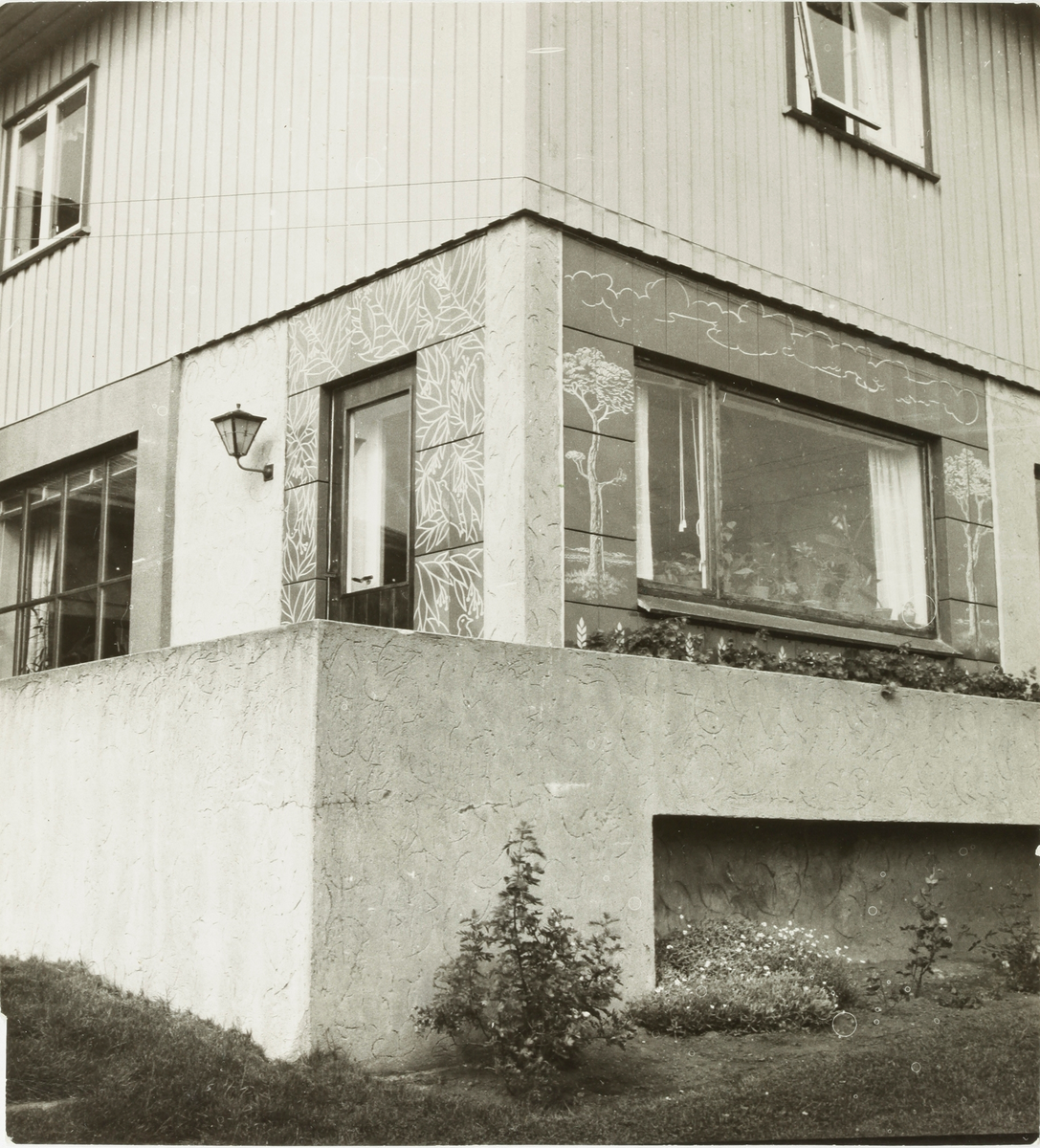 Samling av foto frå Erlands maskin AS. Stikkord om innhald i fotosamlinga (og eksempelfoto lagt inn på posten):
Diverse utstillingar/messer: Solastevnet 1958; Landsutstillinga på Ekeberg 1959; Vekst og vilkår på Forus 22.-25.06.1967; Brynemarken 1958; Jærdagen 1960, 1961, 1962, 1963, 1965, 1966, 1967, 1968, 1969, 1970; AGRIMA København des. 1969; «Det sauen gir» på Atlantic i Stavanger
Diverse produkt: Erlands Releaser; Fahr traktorer, luftpumpe, høyvender, harv; Vicon «Acrobat» venderive; Vicon «Tedder»; Vicon Lely; Vicon Spandicar pendelspreder, Vicon slåmaskin, Vicon-kasse; Hekla; Lift-O-Matic; Deutz, Deutz D40L med «jærbøyle», Deutz D305 med «Jærbøylen», «Jæren» vernebøyle, Deutz D3005, D4005, D4505, D5005, D5505, D5605, D6005, D8005; «Super 69»; Bolinder-Munktell traktor, skurtresker; høykanon; lutepumpe, «Grøfte-skruen»; Vekten FIX; Traktorkanon; Claeys M80, M103; Erlands stadionklipper, liten og stor; Drensrør, Sørplast; Hymas; Höler
Bedrifter/bygningar og bolighus med emaljerte fasadeplater: Haugesund mekaniske verkstad; Hetland boligbyggelag boligblokk i Hillevåg; John Erlands privatbolig; Karl Skjæveland, Stavanger; Hotel Continental, Oslo; Sigurd Lea, Sandnes; Sæterlien; Aadne Aasland; Bryne statsrealskule; Bryne station, Tønnes Erga, Orre; Jon Bjorheim, Stavanger; Punkthuset Sandnes; Dahlebygget; Skjæveland
Erlands maskinforretning: Nybygg 1969; Fasade; Juleutstilling vindu 1969
Erlands maskinfabrikk: Emaljeverket; Blikkslageri; Lager og melkerom
Diverse: ANA-besøk mai 1965