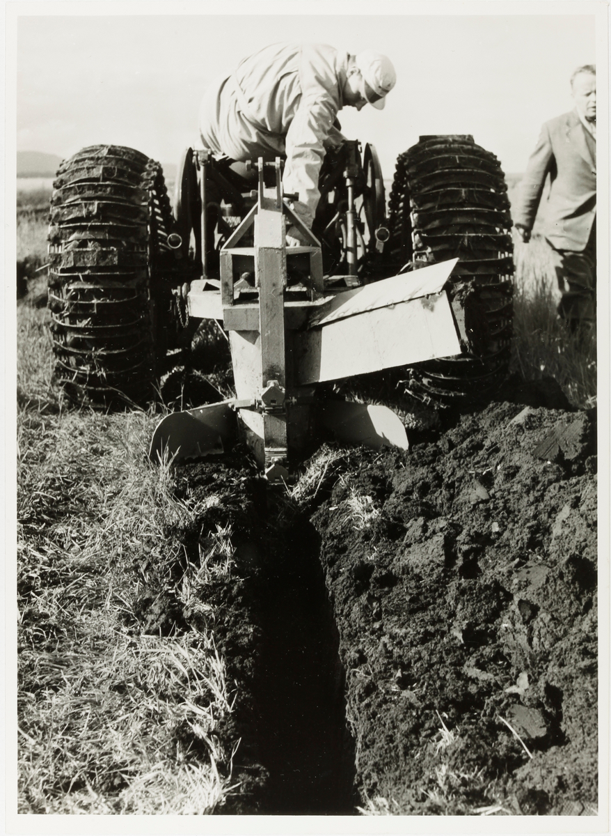 Samling av foto frå Erlands maskin AS. Stikkord om innhald i fotosamlinga (og eksempelfoto lagt inn på posten):
Diverse utstillingar/messer: Solastevnet 1958; Landsutstillinga på Ekeberg 1959; Vekst og vilkår på Forus 22.-25.06.1967; Brynemarken 1958; Jærdagen 1960, 1961, 1962, 1963, 1965, 1966, 1967, 1968, 1969, 1970; AGRIMA København des. 1969; «Det sauen gir» på Atlantic i Stavanger
Diverse produkt: Erlands Releaser; Fahr traktorer, luftpumpe, høyvender, harv; Vicon «Acrobat» venderive; Vicon «Tedder»; Vicon Lely; Vicon Spandicar pendelspreder, Vicon slåmaskin, Vicon-kasse; Hekla; Lift-O-Matic; Deutz, Deutz D40L med «jærbøyle», Deutz D305 med «Jærbøylen», «Jæren» vernebøyle, Deutz D3005, D4005, D4505, D5005, D5505, D5605, D6005, D8005; «Super 69»; Bolinder-Munktell traktor, skurtresker; høykanon; lutepumpe, «Grøfte-skruen»; Vekten FIX; Traktorkanon; Claeys M80, M103; Erlands stadionklipper, liten og stor; Drensrør, Sørplast; Hymas; Höler
Bedrifter/bygningar og bolighus med emaljerte fasadeplater: Haugesund mekaniske verkstad; Hetland boligbyggelag boligblokk i Hillevåg; John Erlands privatbolig; Karl Skjæveland, Stavanger; Hotel Continental, Oslo; Sigurd Lea, Sandnes; Sæterlien; Aadne Aasland; Bryne statsrealskule; Bryne station, Tønnes Erga, Orre; Jon Bjorheim, Stavanger; Punkthuset Sandnes; Dahlebygget; Skjæveland
Erlands maskinforretning: Nybygg 1969; Fasade; Juleutstilling vindu 1969
Erlands maskinfabrikk: Emaljeverket; Blikkslageri; Lager og melkerom
Diverse: ANA-besøk mai 1965