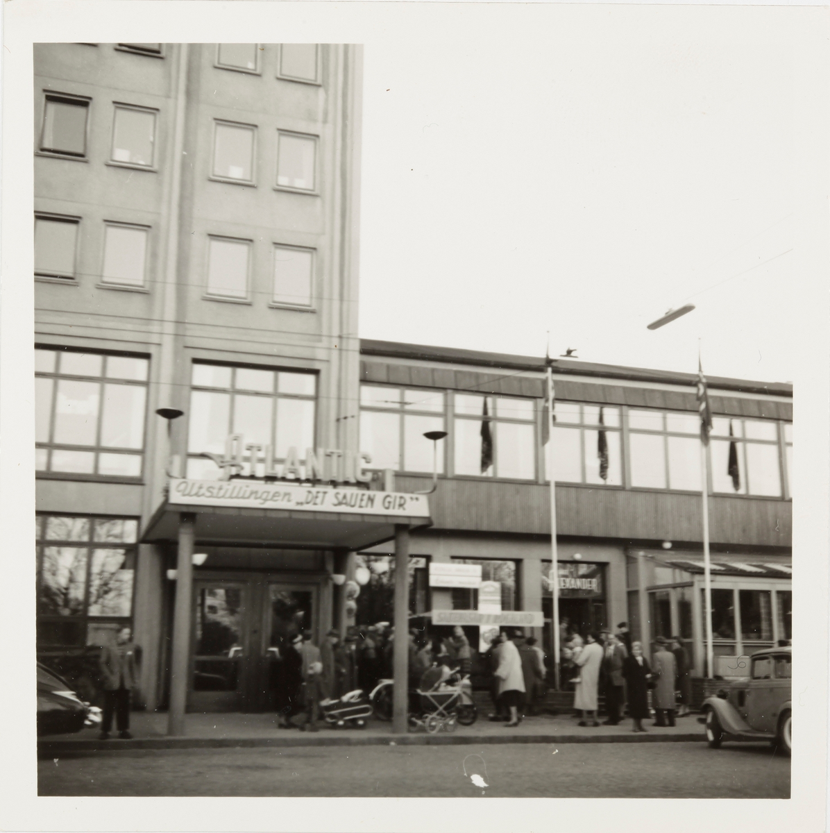 Samling av foto frå Erlands maskin AS. Stikkord om innhald i fotosamlinga (og eksempelfoto lagt inn på posten):
Diverse utstillingar/messer: Solastevnet 1958; Landsutstillinga på Ekeberg 1959; Vekst og vilkår på Forus 22.-25.06.1967; Brynemarken 1958; Jærdagen 1960, 1961, 1962, 1963, 1965, 1966, 1967, 1968, 1969, 1970; AGRIMA København des. 1969; «Det sauen gir» på Atlantic i Stavanger
Diverse produkt: Erlands Releaser; Fahr traktorer, luftpumpe, høyvender, harv; Vicon «Acrobat» venderive; Vicon «Tedder»; Vicon Lely; Vicon Spandicar pendelspreder, Vicon slåmaskin, Vicon-kasse; Hekla; Lift-O-Matic; Deutz, Deutz D40L med «jærbøyle», Deutz D305 med «Jærbøylen», «Jæren» vernebøyle, Deutz D3005, D4005, D4505, D5005, D5505, D5605, D6005, D8005; «Super 69»; Bolinder-Munktell traktor, skurtresker; høykanon; lutepumpe, «Grøfte-skruen»; Vekten FIX; Traktorkanon; Claeys M80, M103; Erlands stadionklipper, liten og stor; Drensrør, Sørplast; Hymas; Höler
Bedrifter/bygningar og bolighus med emaljerte fasadeplater: Haugesund mekaniske verkstad; Hetland boligbyggelag boligblokk i Hillevåg; John Erlands privatbolig; Karl Skjæveland, Stavanger; Hotel Continental, Oslo; Sigurd Lea, Sandnes; Sæterlien; Aadne Aasland; Bryne statsrealskule; Bryne station, Tønnes Erga, Orre; Jon Bjorheim, Stavanger; Punkthuset Sandnes; Dahlebygget; Skjæveland
Erlands maskinforretning: Nybygg 1969; Fasade; Juleutstilling vindu 1969
Erlands maskinfabrikk: Emaljeverket; Blikkslageri; Lager og melkerom
Diverse: ANA-besøk mai 1965