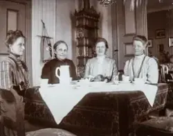 4 damer sittende rundt et kaffebord i stua på Store Ingeberg