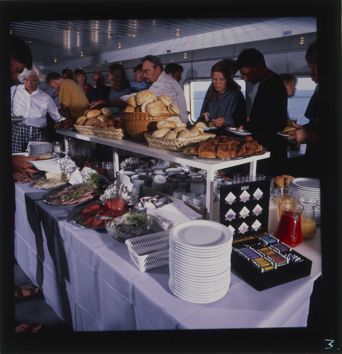 M/S KATTEGAT (bygget i 1995). Passasjerer ved buffet.
