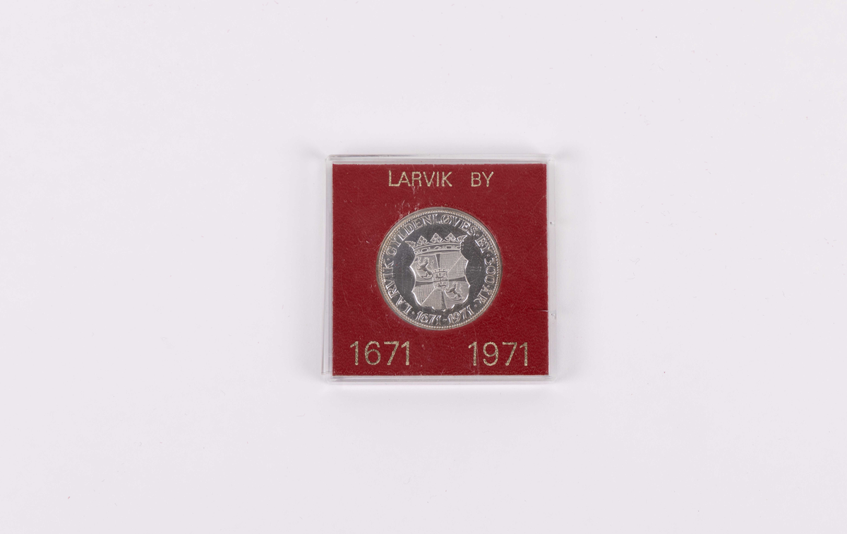 Motiv på minnemedalje portrett av Christian V forside og våpenskjold for Larvik på bakside.