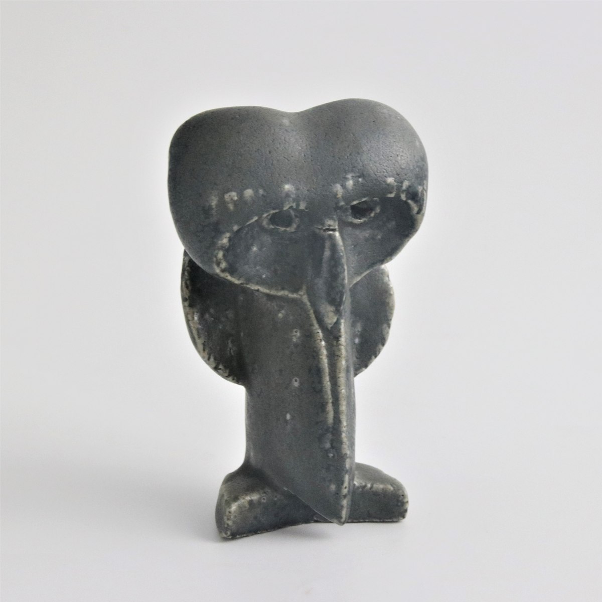 Robert Nilsson, skulptur föreställande uggleliknande fantasifågel, stengods i saltglasyr, brungrå. Egen verkstad, Lerberget, 1960- till 1970-tal.