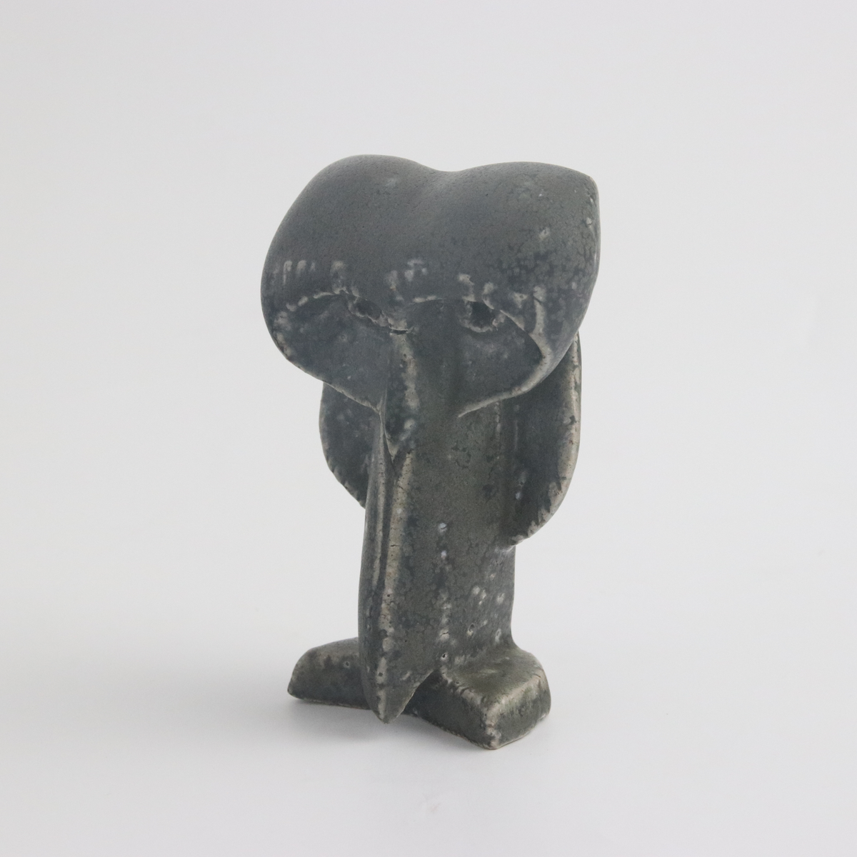 Robert Nilsson, skulptur föreställande uggleliknande fantasifågel, stengods i saltglasyr, brungrå. Egen verkstad, Lerberget, 1960- till 1970-tal.