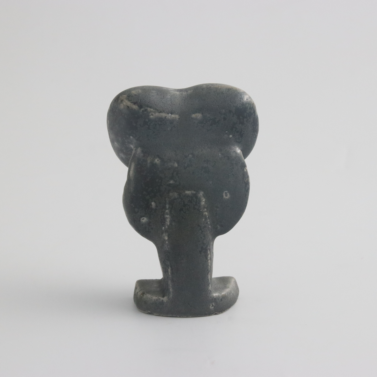 Robert Nilsson, skulptur föreställande uggleliknande fantasifågel, stengods i saltglasyr, brungrå. Egen verkstad, Lerberget, 1960- till 1970-tal.