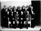 Gruppbild med nitton kvinnor och män.