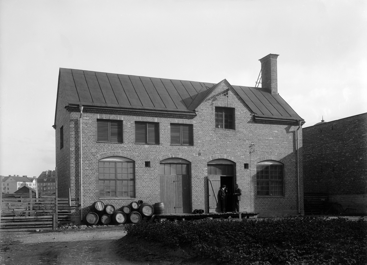 Hösten 1912 köpte handlaren August Gustafsson en tomt i Linköping utmed Sveagatan för ett planerat bryggeri. Rimligtvis kunde det producera från 1913 och var då ett av fyra större bryggerier i staden. Till en början skrevs det som Vasabryggeriet men kom vidare att lanseras som Wasabryggeriet. Rörelsen bar dåvarande adressen Sveagatan 3 och bildens fabrikslokal låg i vad som idag motsvarar innergården vid den gamla Cirkus-byggnaden. Foto från rörelsens första tid omkring 1915-1920.