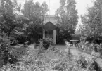 Den prunkande trädgården till Onkel Adamsgården i Linköping. I fonden gårdens lusthus där inte minst läkaren och författaren Carl Johan Wetterbergh (alias Onkel Adam) på sin tid hämtade kraft och inspiration. Sommaren 1929.