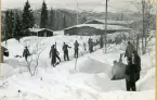 Vinterövning på Frösön. Skidvård vid förläggningen i Björnänge. Vallningen sker över öppen eld.