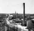 Nykvarns industriområde.
Utsikt mot sydväst över sockerbrukets och gasverkets områden.
Skorstenen tillhör sockerbruket, Linköpings högsta skorsten.
...

385 bilder om Linköping på 1950-talet från tidningen Östgötens arkiv. Framtidstro och optimism är ord som sammanfattar Linköping på femtiotalet. Årtiondet innebar satsningar för att förbättra linköpingsbornas livsvillkor. Bostadsfrågan och trafiklösningarna dominerade den lokalpolitiska agendan.
Bilderna digitaliserades år 2013.
